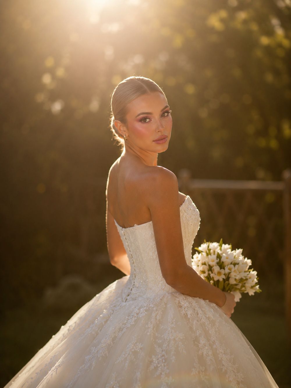 Mariée au coucher du soleil, robe princesse et bouquet, Studio Ayra Bordeaux