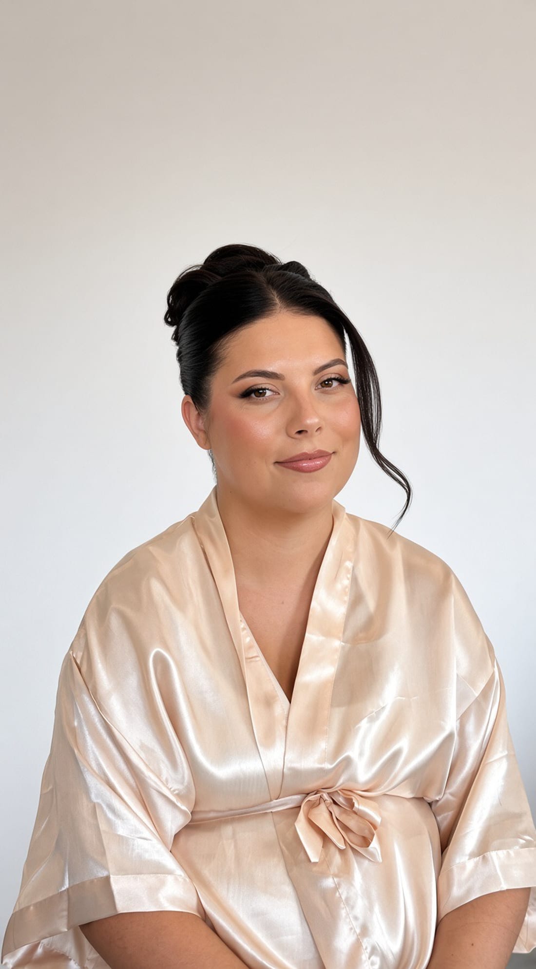 Mariée en peignoir, chignon haut, Studio Ayra