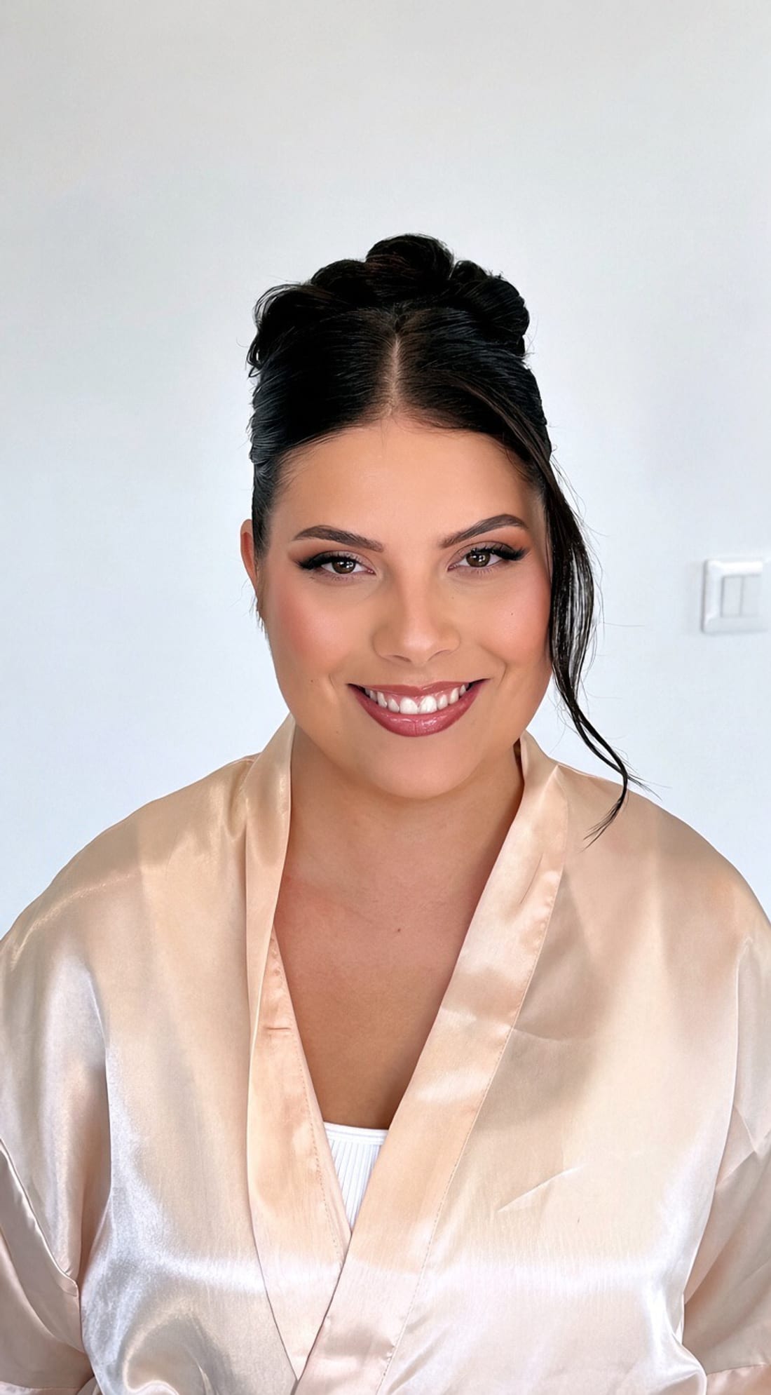 Mariée souriante, chignon haut, Studio Ayra