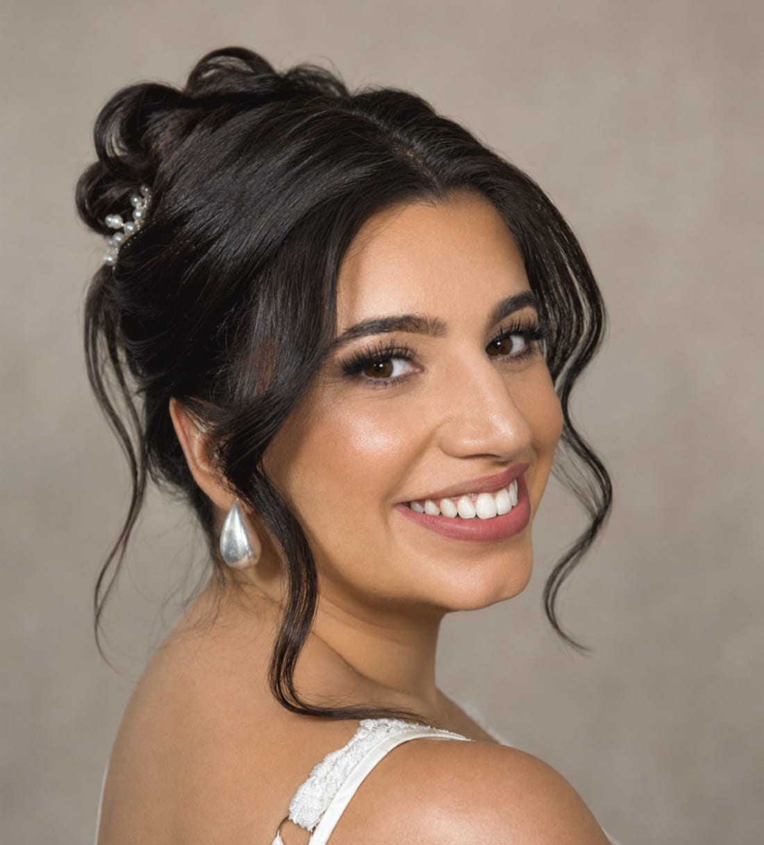 Mariée, chignon haut, maquillage lumineux, Studio Ayra