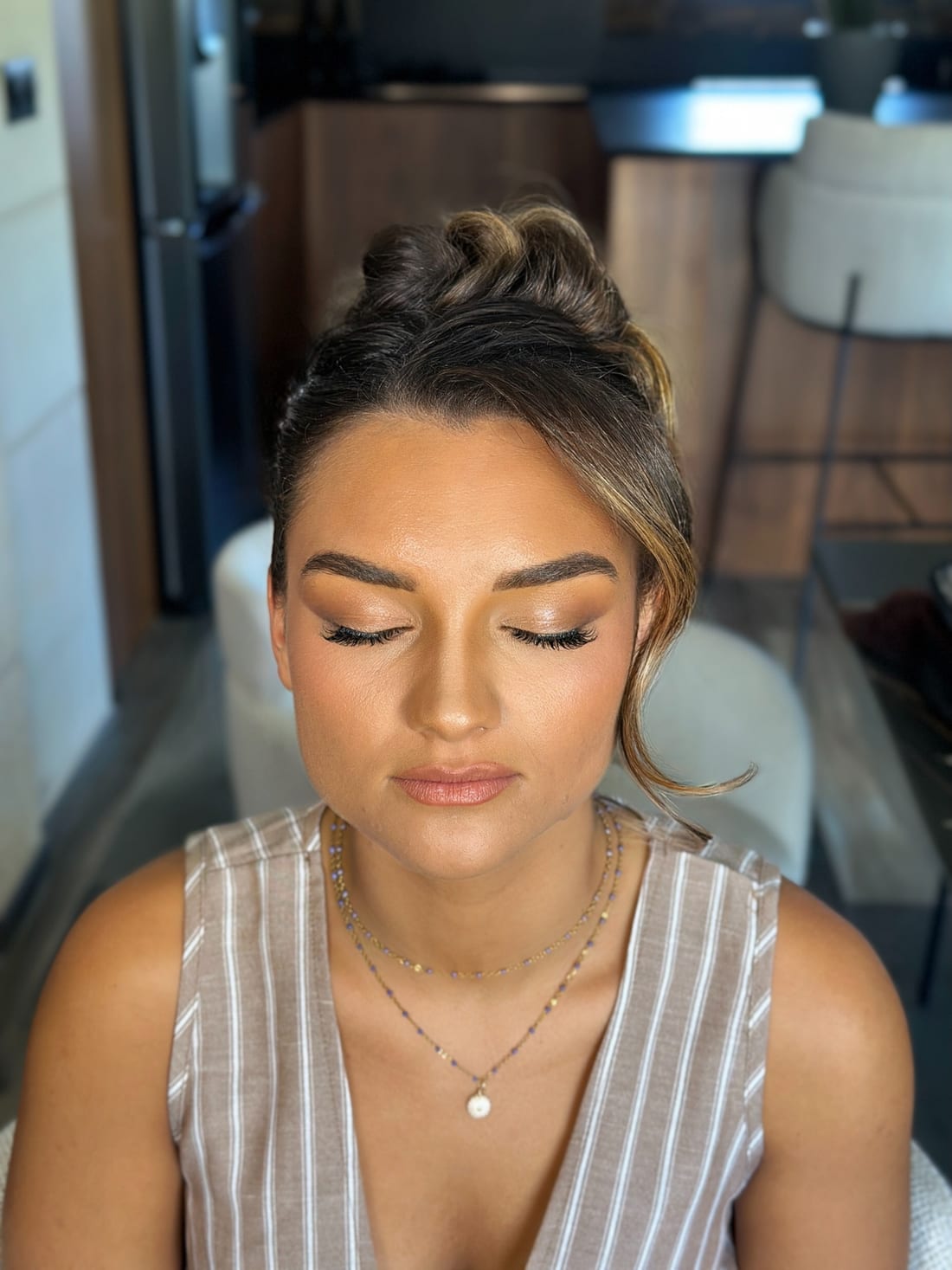 Maquillage des yeux, regard baissé, Studio Ayra