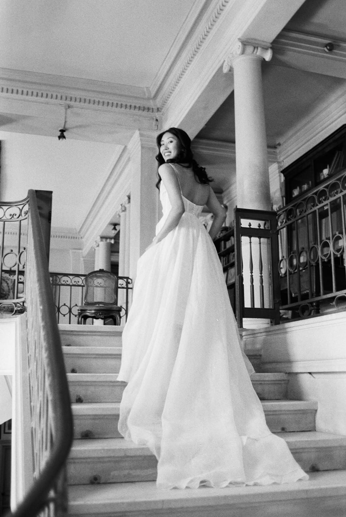 Mariée dans l'escalier, noir et blanc, Studio Ayra