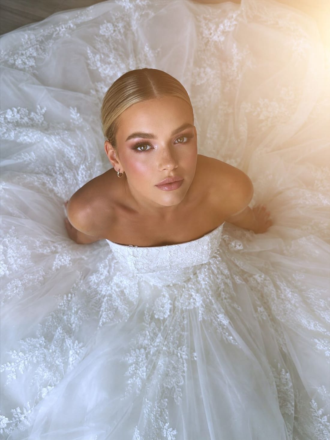 Mariée, chignon bas et maquillage lumineux, Studio Ayra