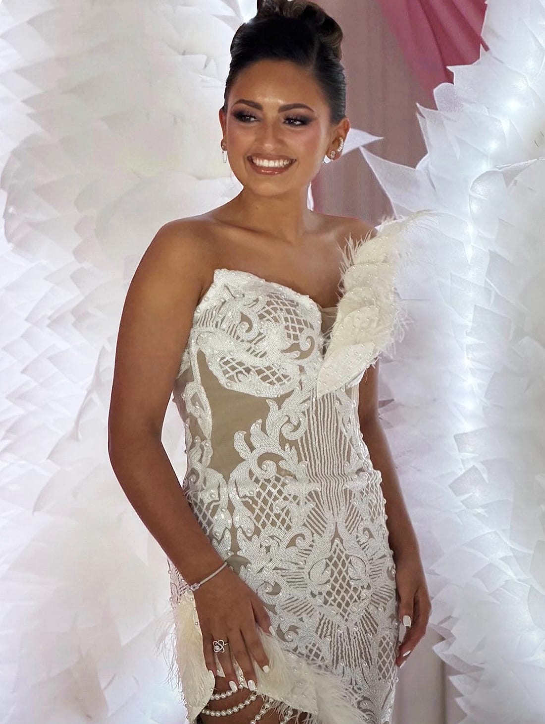 Mariée en robe à sequins, chignon haut, Studio Ayra