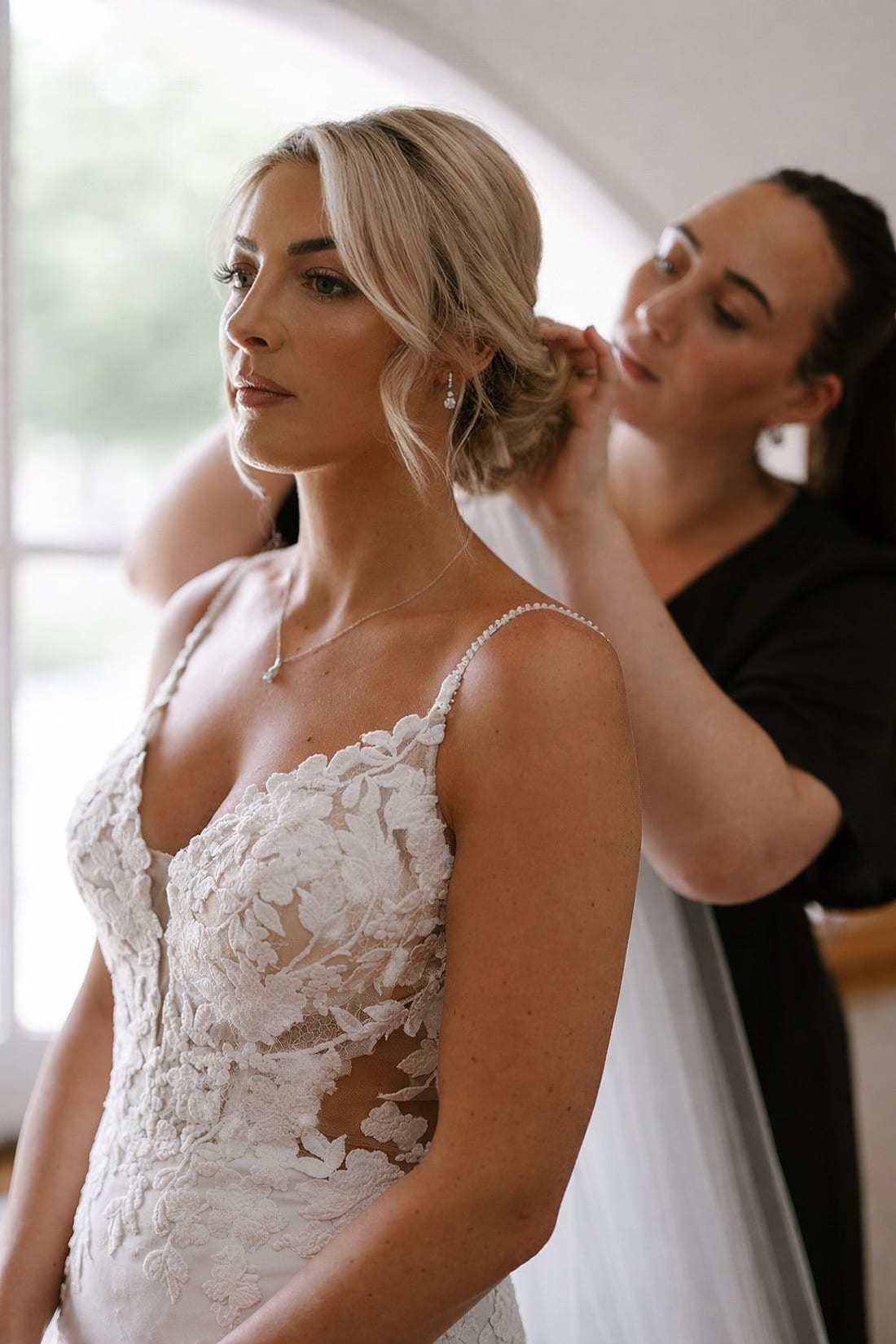Mise en beauté d'une mariée, coiffure en cours, Studio Ayra