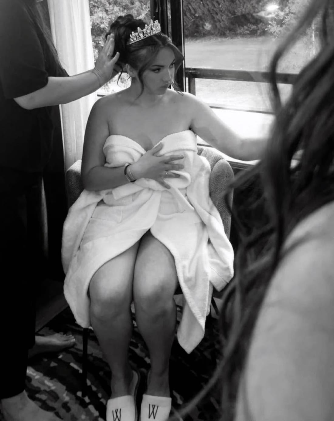 Pose de la couronne, noir et blanc, Studio Ayra