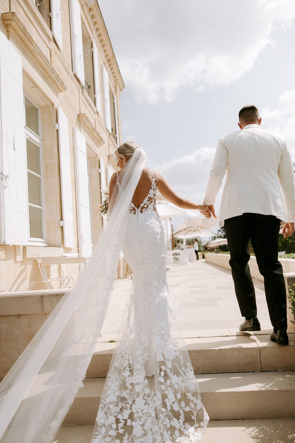 Mariée de dos, long voile de dentelle, mariage au château, Studio Ayra