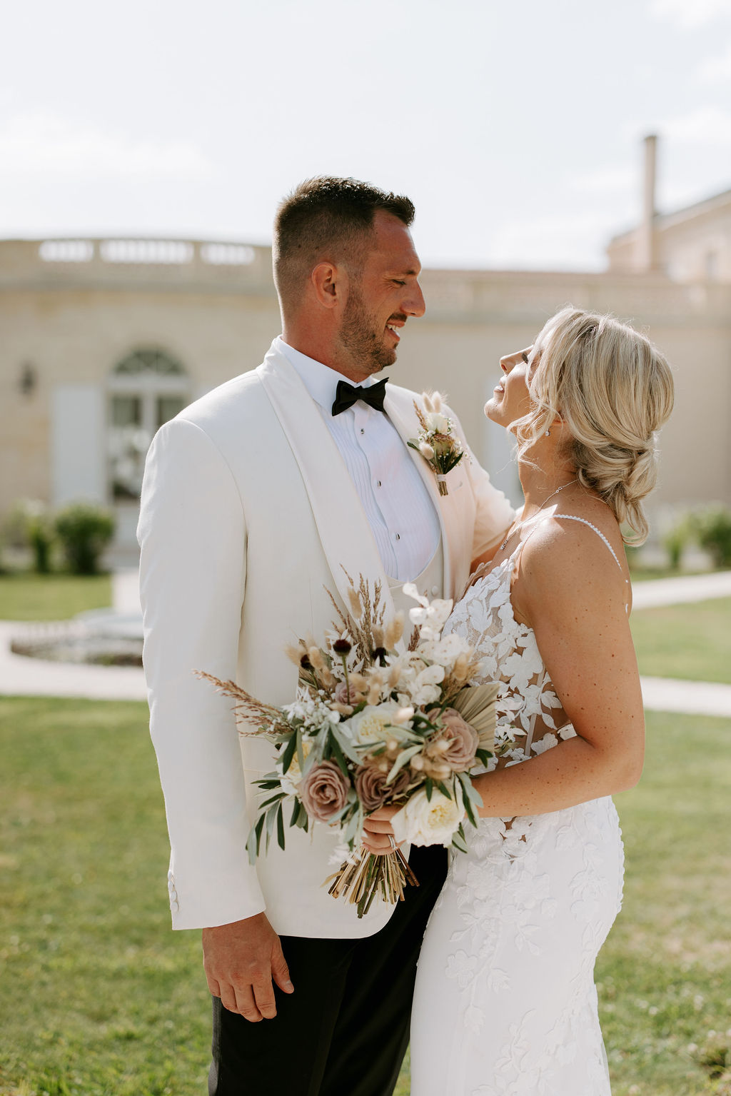 Mariés au château, chignon flou et bouquet, Studio Ayra