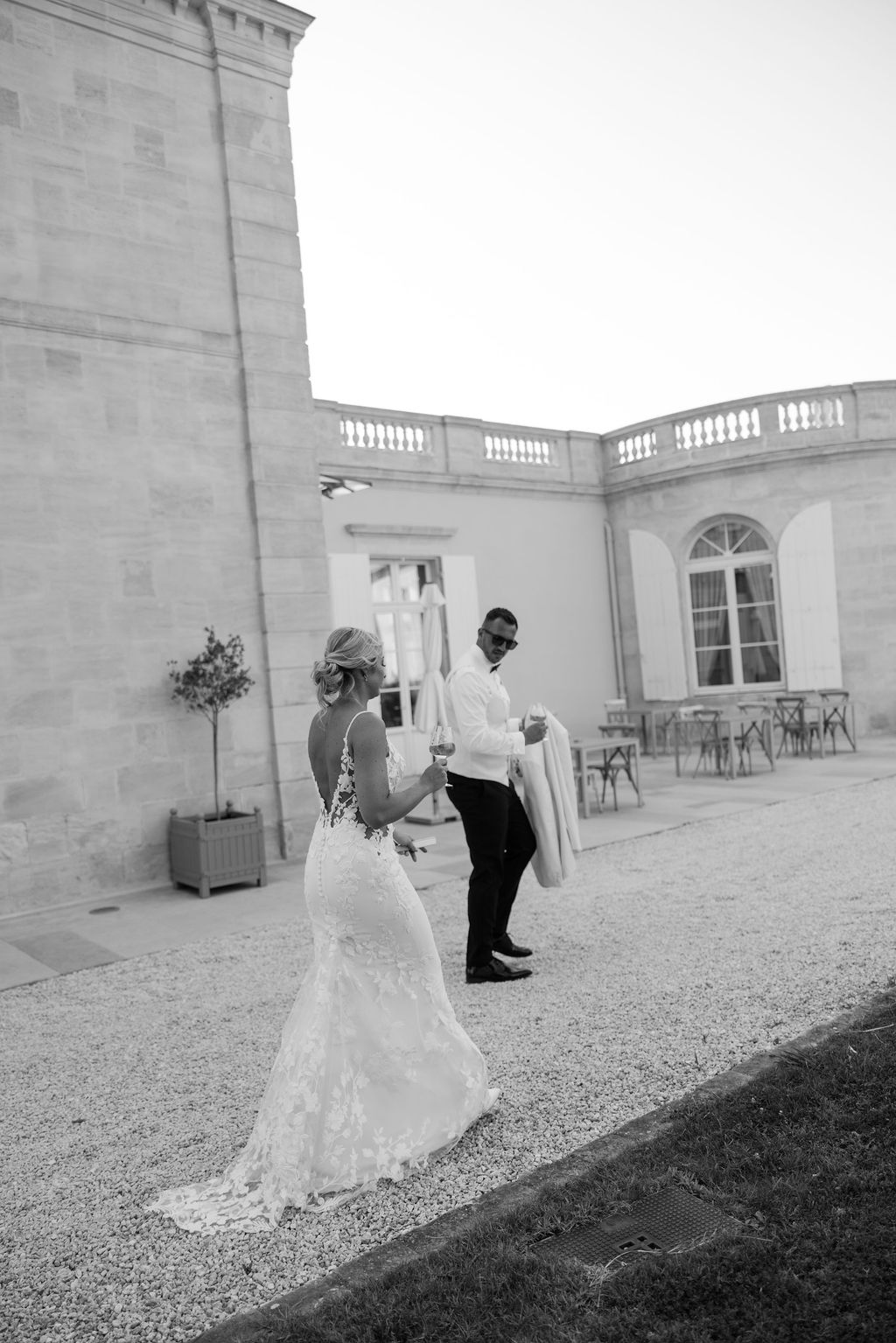 Mariés au château en noir et blanc, chignon bas, Studio Ayra